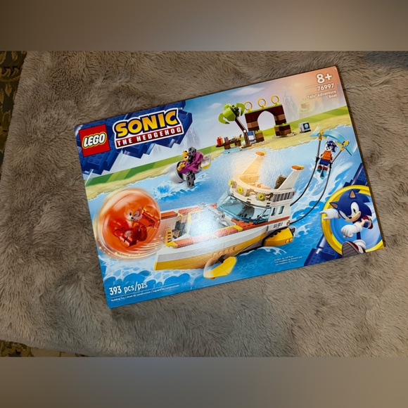 LEGO Sonic the Hedgehog Set - Blue, White, and Yellow - Picture 1 of 3